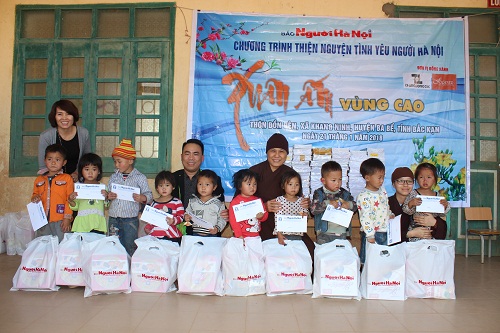 Tình yêu người Hà Nội đến với các gia đình và học sinh nghèo thôn Đồn Đèn - Bắc Kạn